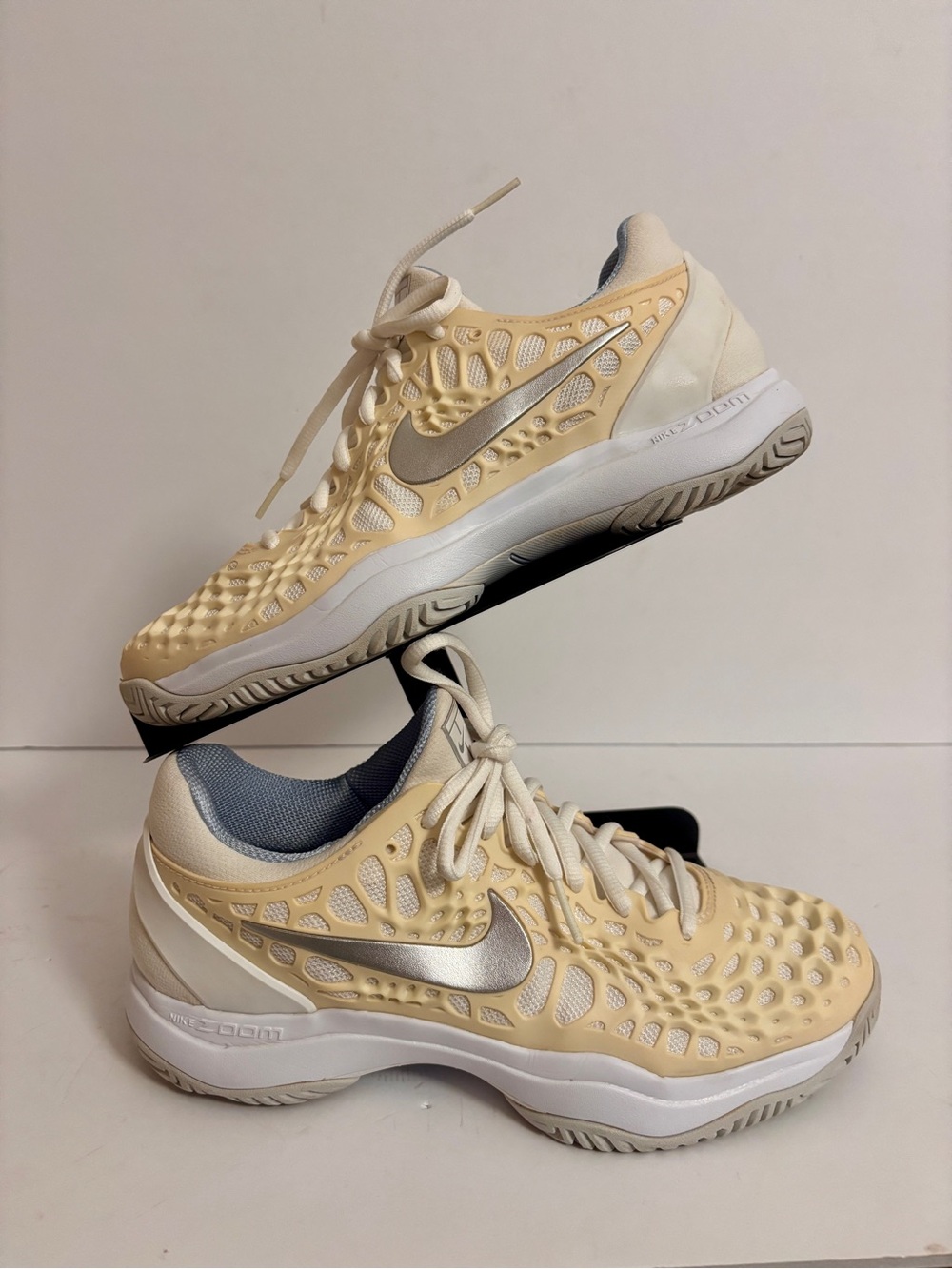 Nike Women’s Cream Mesh Tennis Shoes with Silver Swoosh size 8 - Picture 1 of 8